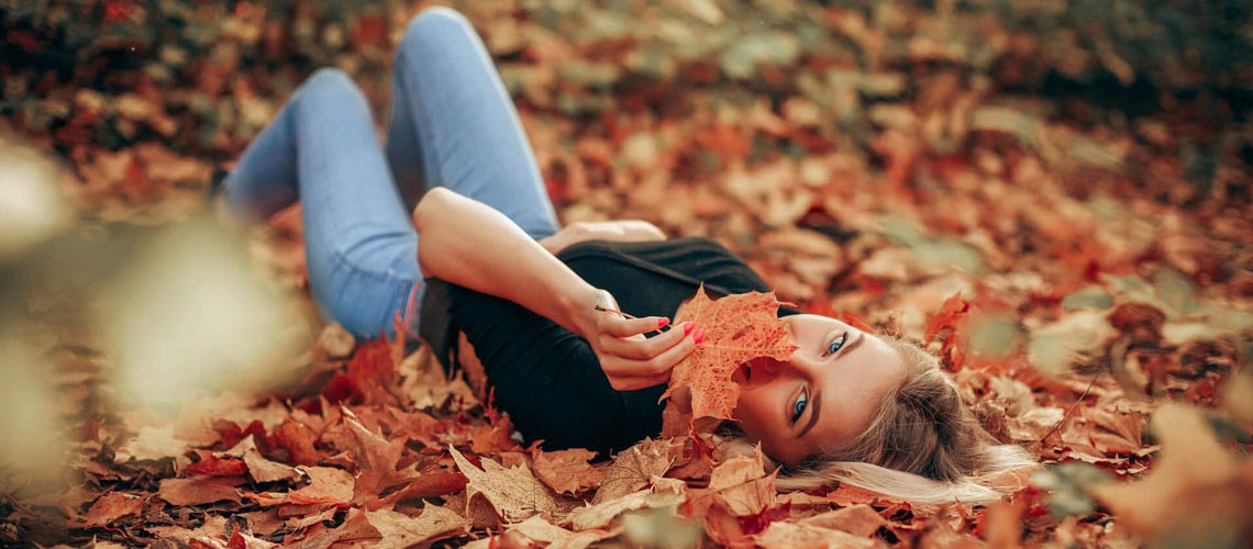 Kvinna som ligger på löv